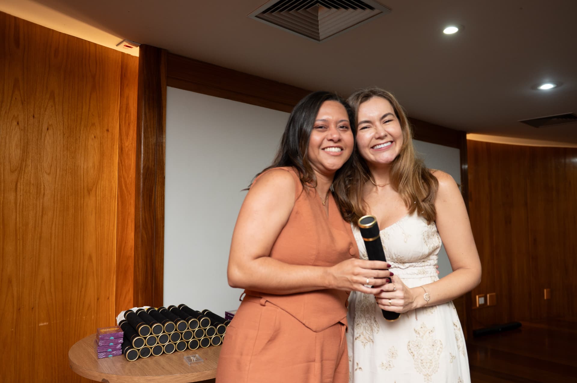 Turma 01 da Pós 2026 — alunas segurando juntas o canudo de formatura