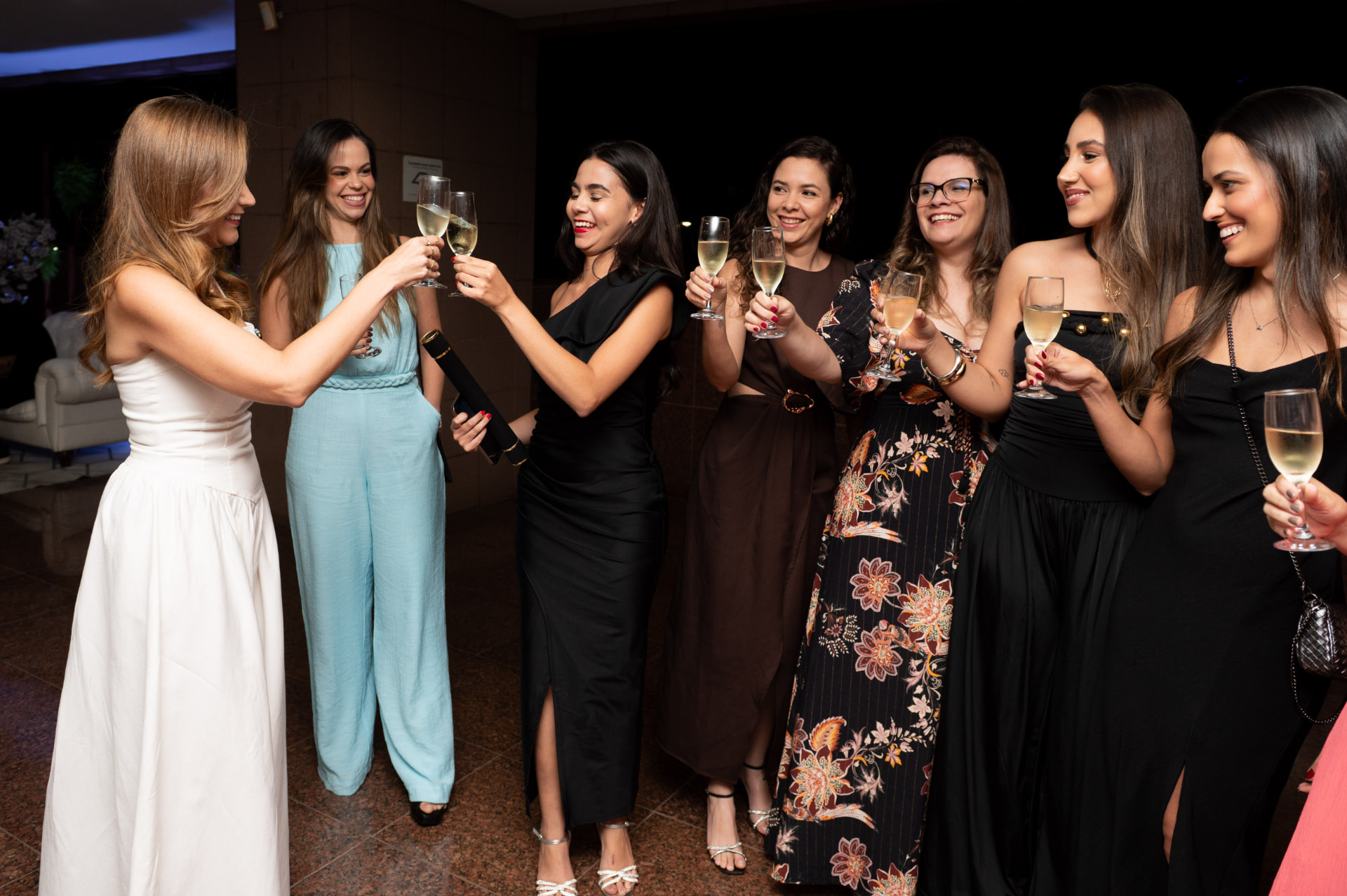 2ª turma — grupo de formandas brindando com taças e segurando o canudo de formatura